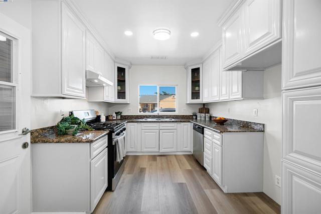 23639 Odom Dr, Hayward CA: https://media.crmls.org/mediaz/94e2c36e-120a-45eb-b47a-a1f37712717e.jpg