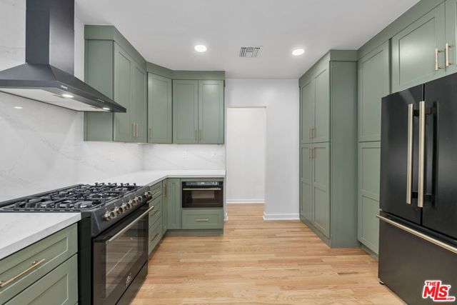951 N Martel Avenue, Los Angeles CA: https://media.crmls.org/mediaz/94e32578-e186-4676-bb15-95a83bc0069e.jpg