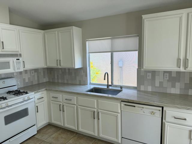 49590 Lincoln Drive, Indio CA: https://media.crmls.org/mediaz/94e405c8-73da-4400-97f2-3634661d8a7b.jpg