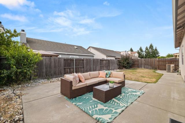 7008 Kilconnell Drive, Elk Grove CA: https://media.crmls.org/mediaz/94e431e4-efa9-46e4-aab4-40327bf1ac55.jpg