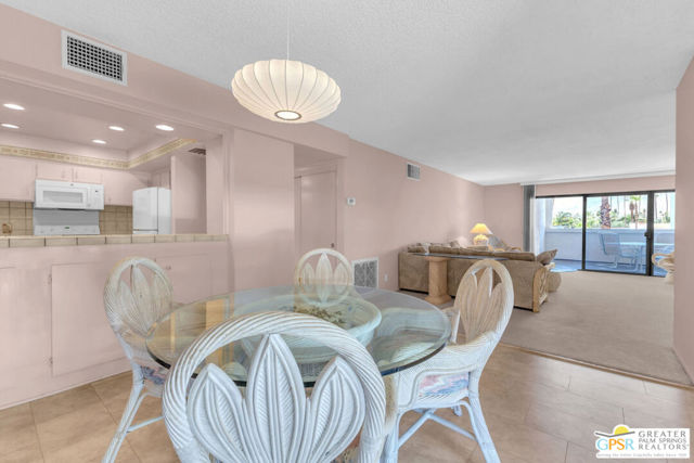 2696 S Sierra Madre, Palm Springs CA: https://media.crmls.org/mediaz/94e53850-455c-4a27-9c75-f4dbf125114e.jpg
