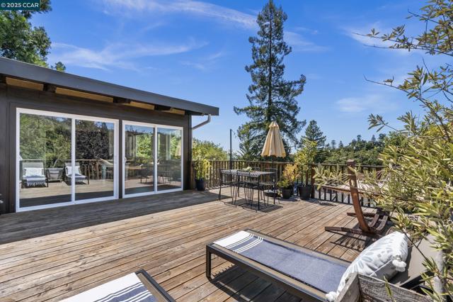 5915 ALHAMBRA AVE, Oakland CA: https://media.crmls.org/mediaz/94e5dd09-3433-472f-920d-1dc5a8b4411b.jpg