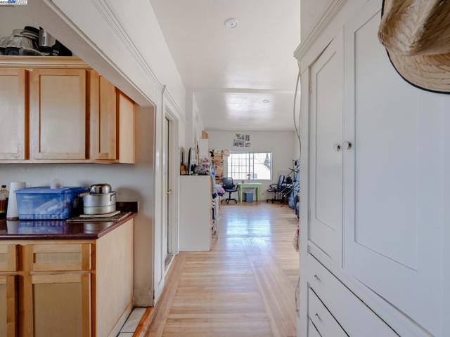1437 25Th Ave, Oakland CA: https://media.crmls.org/mediaz/94e62ff0-add8-4174-b7a4-2c1270535f00.jpg