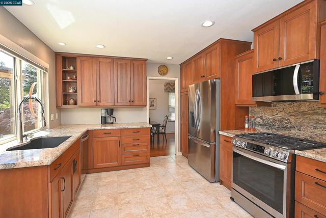 594 Morning Glory Dr, Benicia CA: https://media.crmls.org/mediaz/94e68076-a915-4708-85e0-3eb7b731ee83.jpg