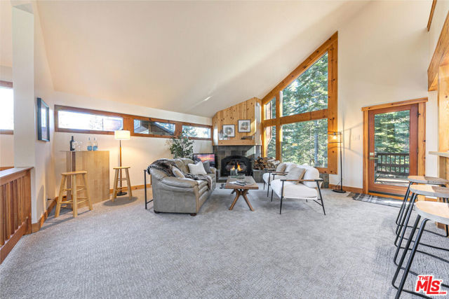 11504 Skislope Way, Truckee CA: https://media.crmls.org/mediaz/94e688b0-9634-4d16-a43b-d1d7be02342f.jpg