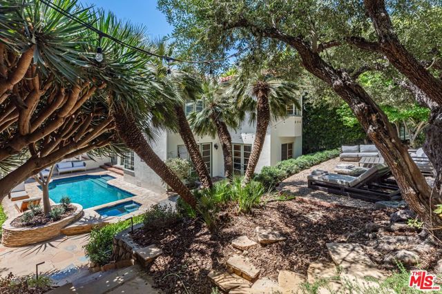 1136 N Doheny Drive, Los Angeles CA: https://media.crmls.org/mediaz/94e6fa0c-2331-40f5-a73f-652958bbbdc5.jpg