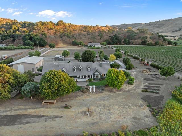 6840 Southside Road, Hollister CA: https://media.crmls.org/mediaz/94e73c7d-14a7-4dbf-b6c3-43c77b317a45.jpg