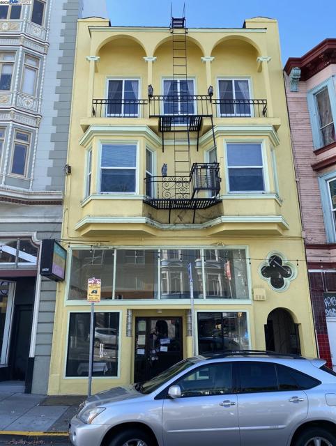 876 Valencia, San Francisco CA: https://media.crmls.org/mediaz/94e7dbf8-ad9b-4fea-8dcf-c172be8056a3.jpg