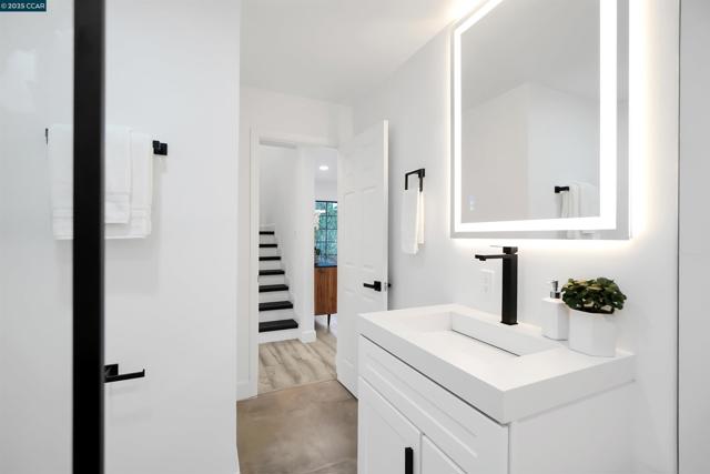 27 Briarwood Ct, Brentwood CA: https://media.crmls.org/mediaz/94e7e723-f44a-433d-a3b1-09394b8a9f47.jpg