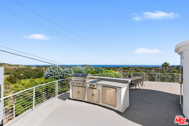 6375 Gayton Place, Malibu CA: https://media.crmls.org/mediaz/94e8be4c-cd43-4e4d-be6f-bcaf9319acb2.jpg