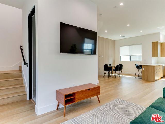 2817 1/2 S Redondo Boulevard, Los Angeles CA: https://media.crmls.org/mediaz/94e91721-f1f4-4db2-8da4-e3a5dd3b7f9d.jpg