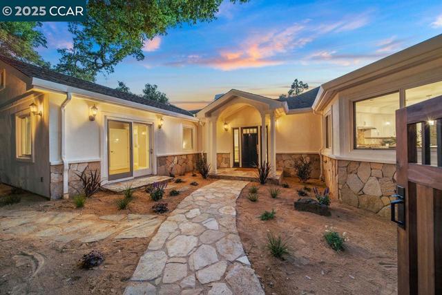 921 Foye Drive, Lafayette CA: https://media.crmls.org/mediaz/94e985b3-9008-4446-8a85-36a690a0e28a.jpg