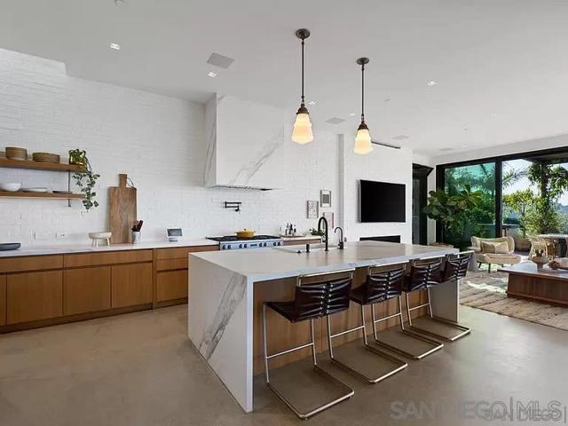 2585 Calle Del Oro, La Jolla CA: https://media.crmls.org/mediaz/94ea1c5c-e035-4c40-85e4-f0373bbeefa8.jpg