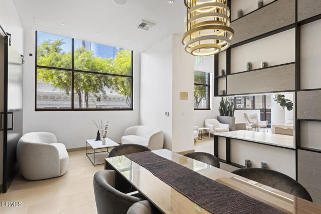 400 S Broadway, Los Angeles CA: https://media.crmls.org/mediaz/94ea5cf3-d10d-4220-b766-f92491f0ac7c.jpg