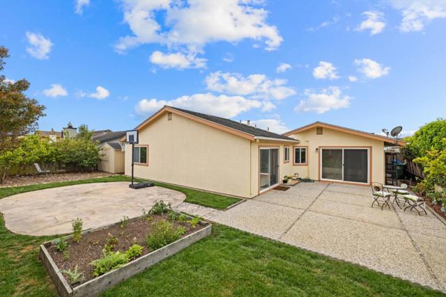 1527 Hawser Lane, Half Moon Bay CA: https://media.crmls.org/mediaz/94ec5ede-3a37-4c4d-bc8a-4d023df8929a.jpg