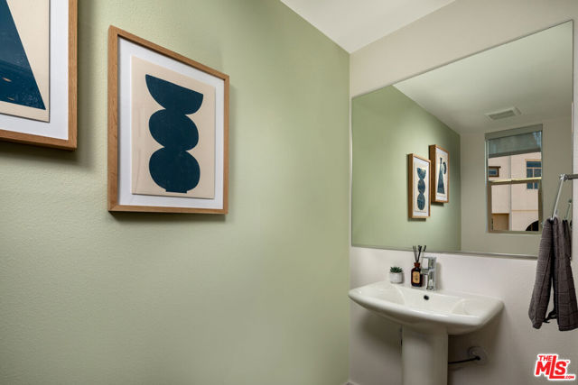1483 W Vista Way, San Pedro CA: https://media.crmls.org/mediaz/94ecab0e-b96f-484c-8849-d6727545113c.jpg