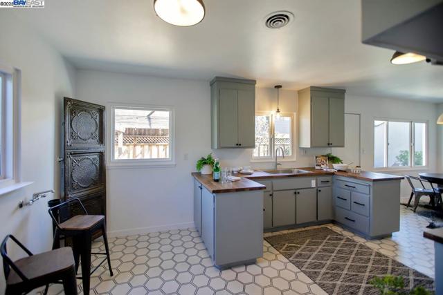 1366 Hansen Ave, Alameda CA: https://media.crmls.org/mediaz/94ed41f6-43f2-45d9-991e-27eb98e421c1.jpg