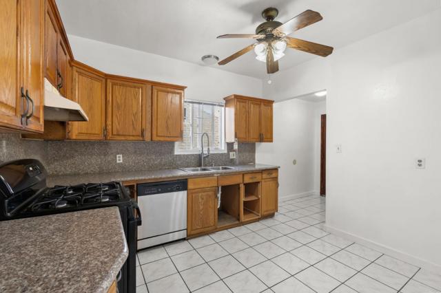 1049 55th Street, Emeryville CA: https://media.crmls.org/mediaz/94edde81-38b7-413a-8ee2-a5f4ef80460c.jpg