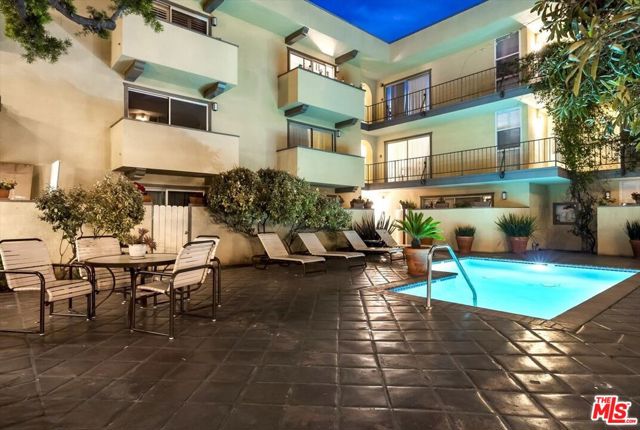 2311 4th Street, Santa Monica CA: https://media.crmls.org/mediaz/94ee8aba-461a-46a4-8808-b5302cc31dea.jpg