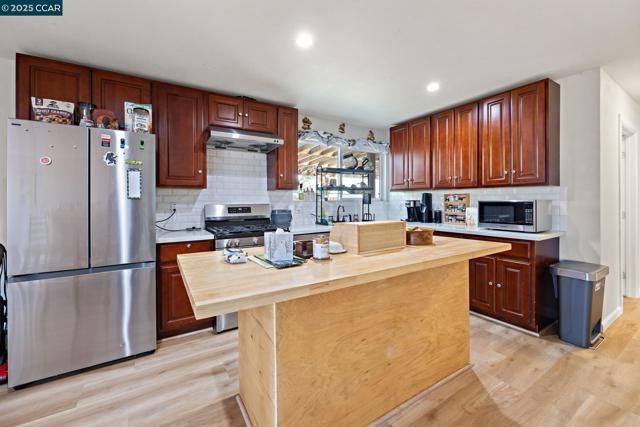7447 Lockwood St, Oakland CA: https://media.crmls.org/mediaz/94eeb7d8-5e59-4e10-9850-bbb91bd857b0.jpg