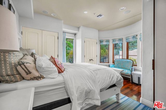 3110 Benedict Canyon Drive, Beverly Hills CA: https://media.crmls.org/mediaz/94eed297-d595-46e3-be91-f077b2be7f2f.jpg