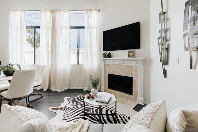 4652 Don Lorenzo Dr, Los Angeles CA: https://media.crmls.org/mediaz/94f00ba9-97aa-4da2-9c36-cc764c5223f3.jpg