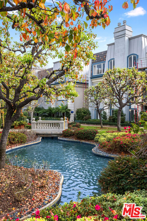 10112 EMPYREAN Way, Los Angeles CA: https://media.crmls.org/mediaz/94f12402-8bef-4920-b937-0eb4a02a5436.jpg