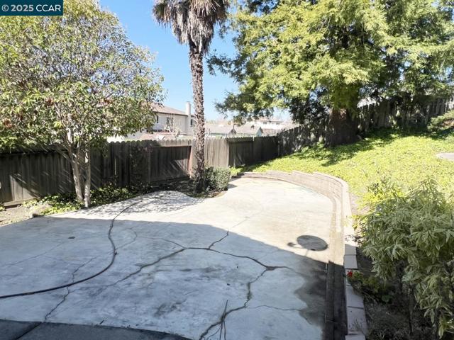 109 Scotts Chute Ct, Richmond CA: https://media.crmls.org/mediaz/94f177e4-6a8e-4331-8f1b-979ff8c70fdf.jpg
