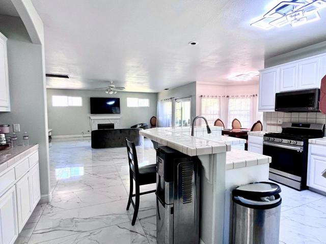 3200 Brookstone Drive, Turlock CA: https://media.crmls.org/mediaz/94f1c7f9-87fb-4355-b0f6-aca8c87e275b.jpg