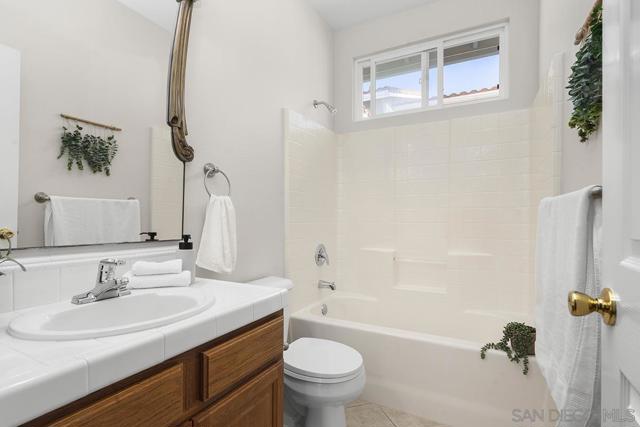 987 Palencia Ct, Chula Vista CA: https://media.crmls.org/mediaz/94f1eb54-7746-480a-a8c3-5d242e96b6bd.jpg