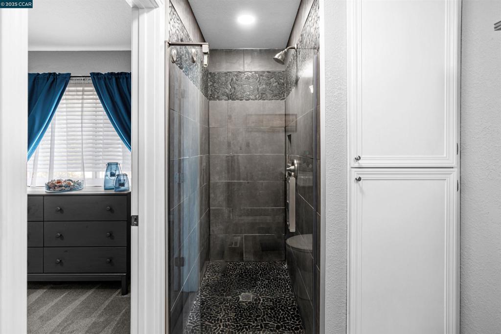 https://media.crmls.org/mediaz/94f22ca5-5346-49b3-82ac-a64e0f2ad0f4.jpg?preset=X-Large