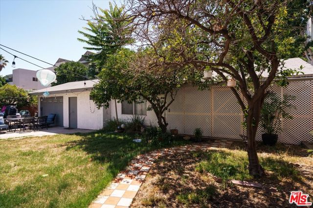 1807 N Van Ness Avenue, Los Angeles CA: https://media.crmls.org/mediaz/94f27e64-13bc-4a51-afd2-4f769e7d0bb1.jpg