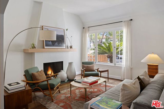 4654 Denny Avenue, Toluca Lake CA: https://media.crmls.org/mediaz/94f2f4ef-3009-44bf-8359-dc027d2ae067.jpg