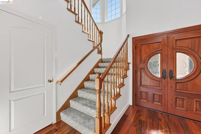 4963 Stoneridge Ct, Oakland CA: https://media.crmls.org/mediaz/94f3bab2-bb9b-43e6-a04c-b2317c7a51d0.jpg