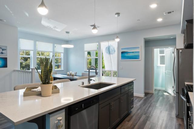 320 Circuit Way, Mountain View CA: https://media.crmls.org/mediaz/94f3c9f1-7bb4-4ffe-8a90-15c13539f46d.jpg