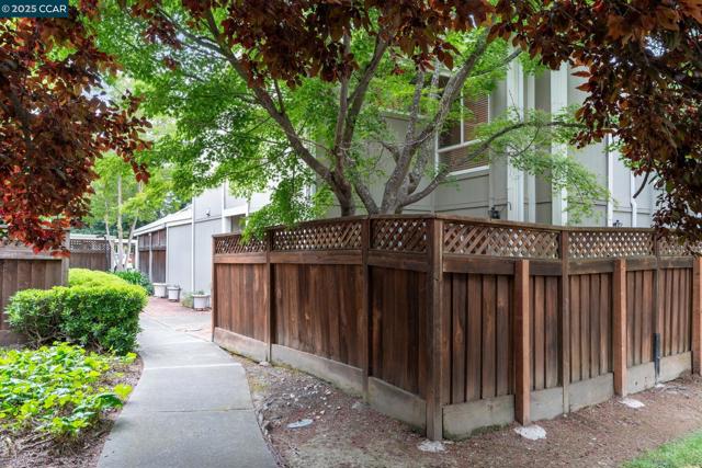 136 Garden Creek Pl, Danville CA: https://media.crmls.org/mediaz/94f4651d-7eae-45c5-b416-320e8cccc770.jpg