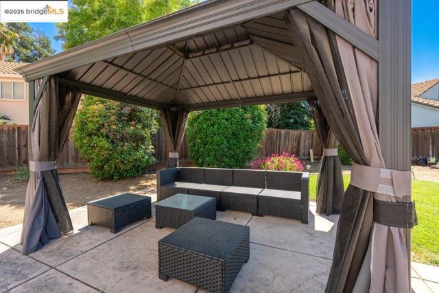1281 Sea Vista Dr, Brentwood CA: https://media.crmls.org/mediaz/94f5f08c-2a47-4dca-91b3-de7362350bee.jpg