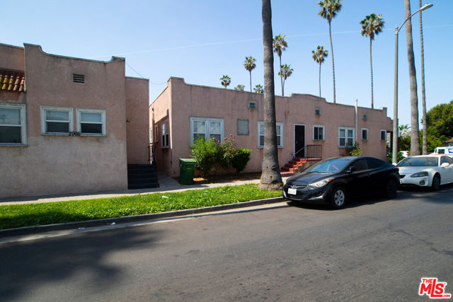 5700 Cimarron Street, Los Angeles CA: https://media.crmls.org/mediaz/94f67e10-6cd2-475e-b737-7f7b42dd7a02.jpg