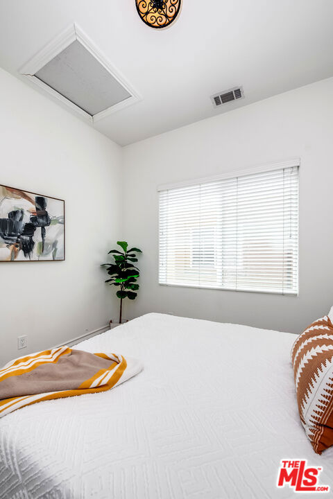 4125 W Hood Avenue, Burbank CA: https://media.crmls.org/mediaz/94f68c75-e616-43a0-a899-31787325ec3e.jpg