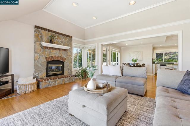 Image 16 of 50 For 725 Castle Rock Rd