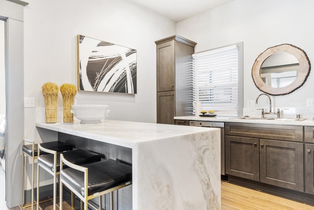 548 37th St, Oakland CA: https://media.crmls.org/mediaz/94f87e91-3eed-471f-a8e8-e5a4b0bc3a59.jpg