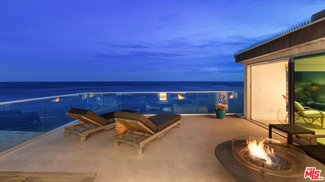 26050 Pacific Coast Highway, Malibu CA: https://media.crmls.org/mediaz/94f90b21-dfc3-4591-b947-3fc866831c9f.jpg