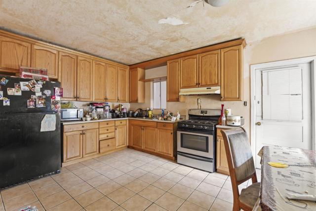 127 W 5Th Avenue, Escondido CA: https://media.crmls.org/mediaz/94fa72c4-a2eb-4fe8-b657-6339aa60be8f.jpg