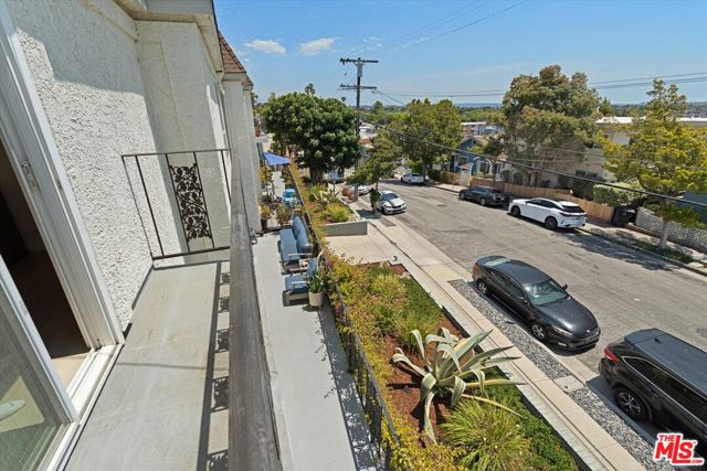 737 Pier Avenue, Santa Monica CA: https://media.crmls.org/mediaz/94fad2ae-696f-4d91-8cd1-40afb54881fc.jpg