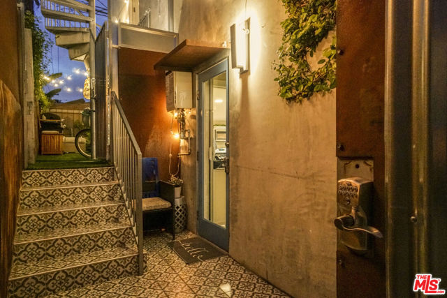 657 Mildred Avenue, Venice CA: https://media.crmls.org/mediaz/94fad4eb-267c-4078-b10f-eaad0ba95b58.jpg