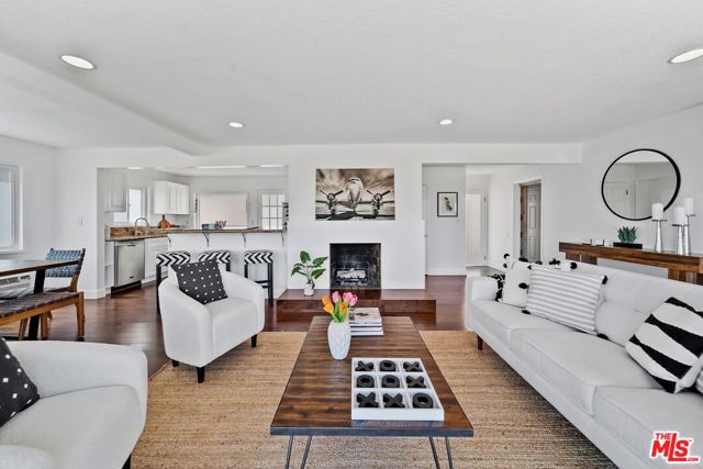 11689 Picturesque Drive, Studio City CA: https://media.crmls.org/mediaz/94fad832-ec03-40d2-b9a2-dbb799f6e4fe.jpg