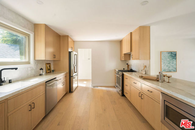 7248 W 88th Place, Los Angeles CA: https://media.crmls.org/mediaz/94fdb949-e666-4db6-91a4-7d88128795f0.jpg