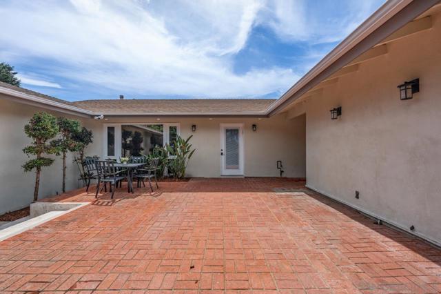 8874 La Jolla Scenic Dr N, La Jolla CA: https://media.crmls.org/mediaz/9500201e-6477-4bdb-b790-254b5ff2fcb6.jpg