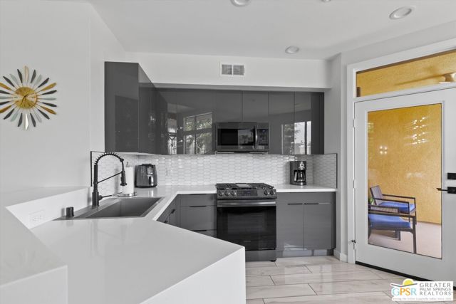 Image 6 of 24 For 960 Palm Canyon Drive 202