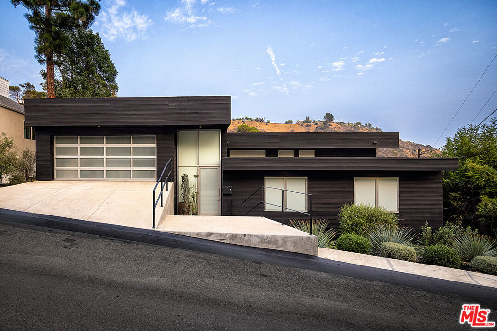 Welcome to your luxury warm/modern escape in the Hills of Nichols Canyon. This spacious 3... Primary Photo for Listing #21776260
